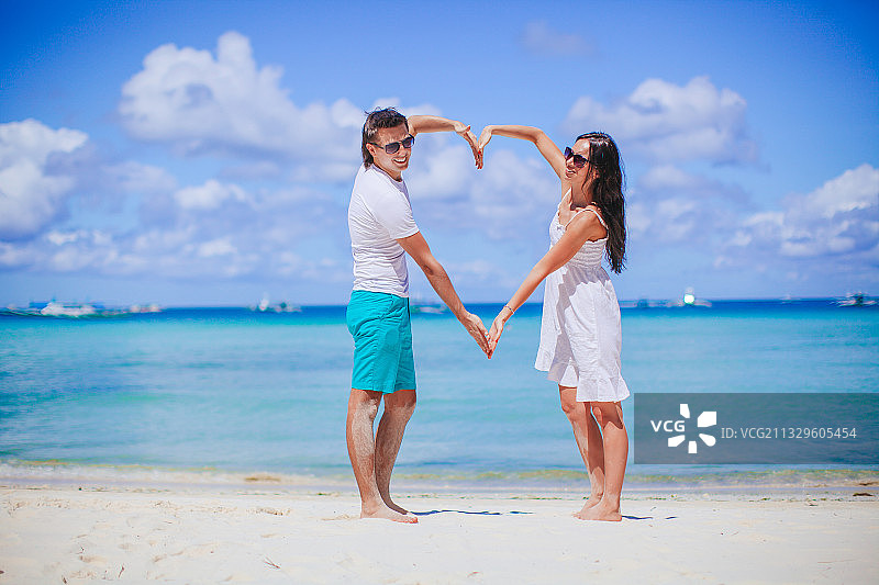 在海滩的情侣图片素材