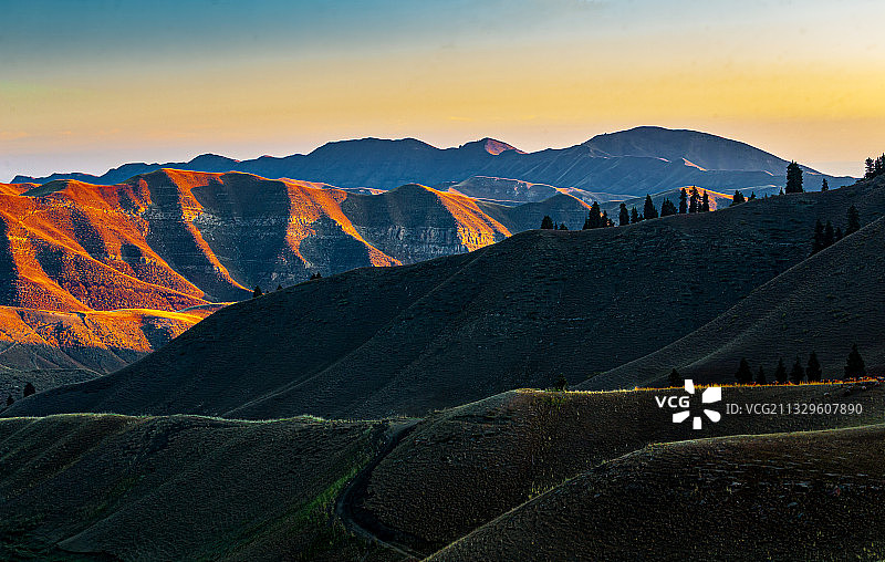 金辉映崖壁图片素材