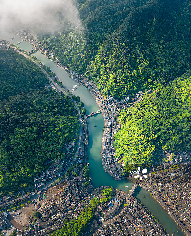 航拍湘西凤凰古城夏季城镇森林绿色风光图片素材