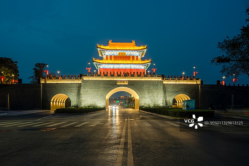 中国河南开封城墙北门安远门夜景图片素材