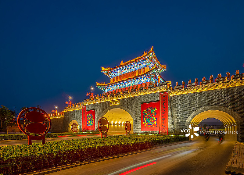 中国河南开封城墙北门安远门夜景图片素材