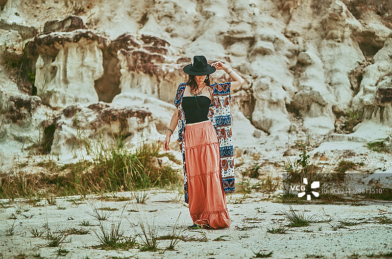 女子在泰国清迈海滩上穿着吉普赛风格服装行走的背影图片素材