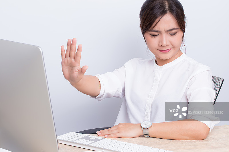 女人在办公室做出停止手势图片素材