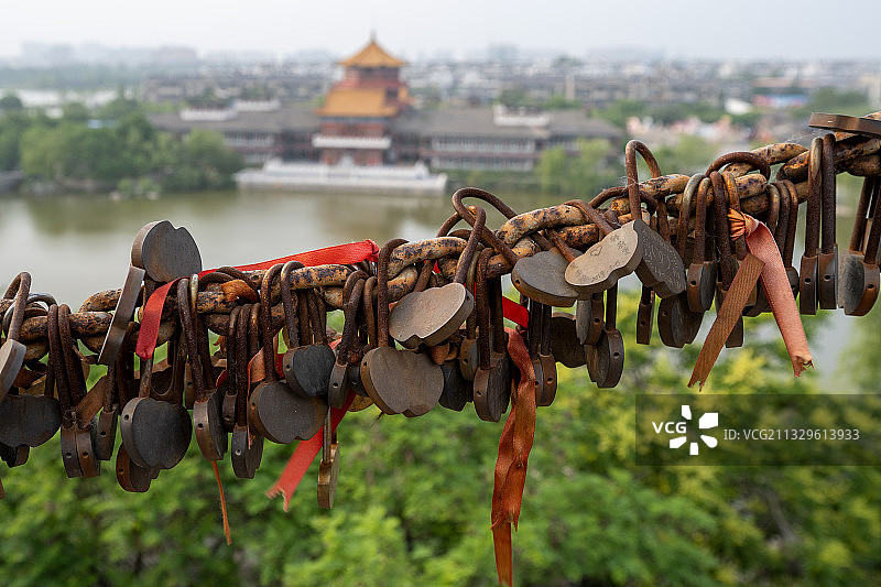 中国河南开封翰园碑林内的同心锁图片素材