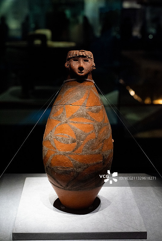 甘肃博物馆仰韶文化人头形器彩陶瓶图片素材