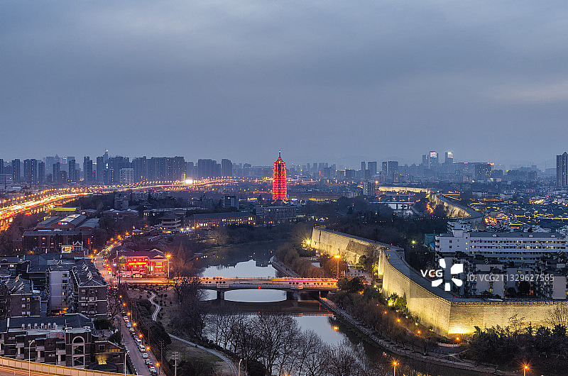 南京明城墙琉璃塔夜景外秦淮河图片素材