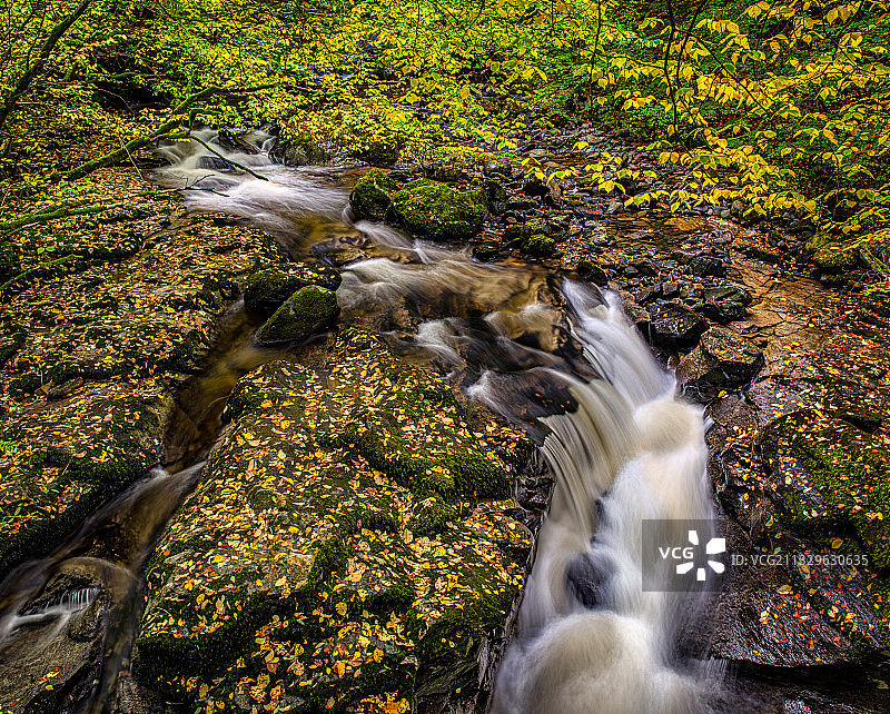 阿伯费尔迪森林瀑布风景，英国图片素材