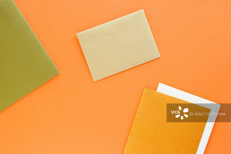 彩色背景上的纸张俯视图图片素材