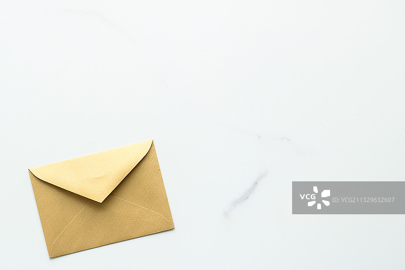 白色背景上的信封高角度视图图片素材
