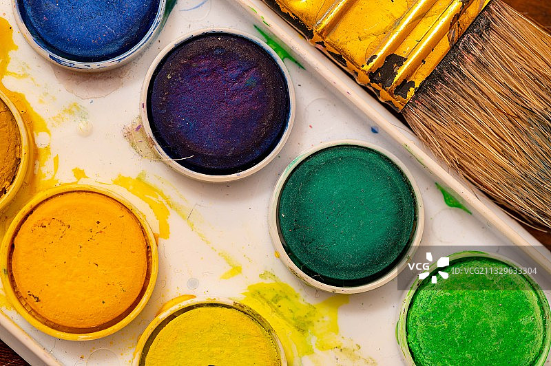 调色板中彩色颜料的高角度视图图片素材