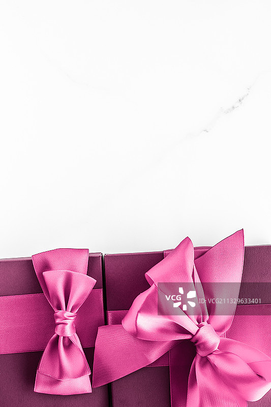 圣诞礼物特写，桌上图片素材