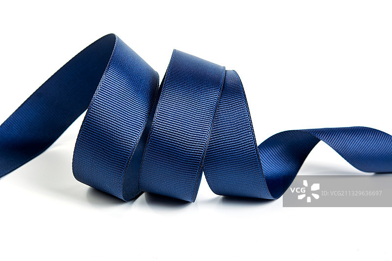 白色背景上的蓝色领带特写图片素材