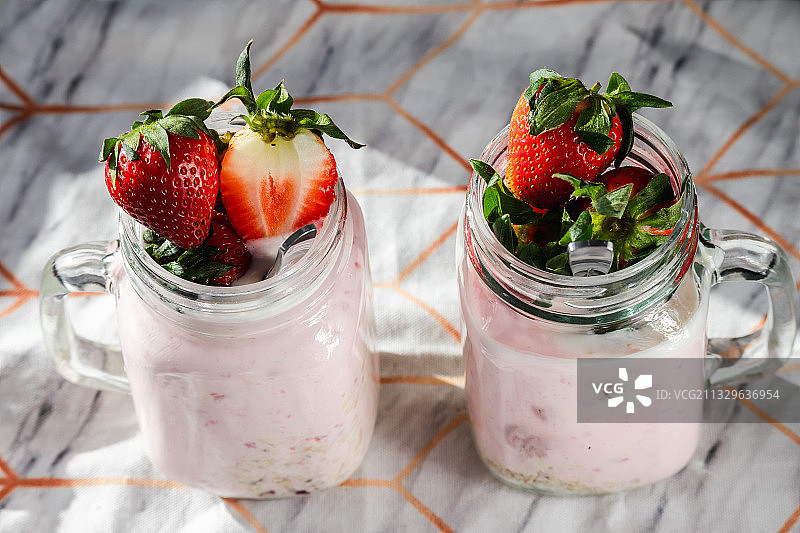 桌上罐中的草莓特写图片素材