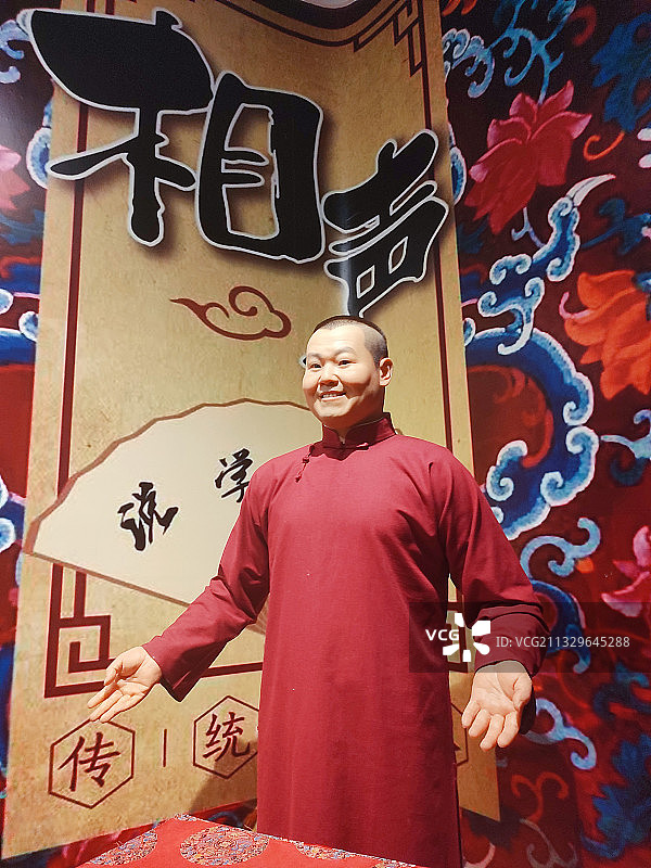 上海名人蜡像馆如穿越影视片场：喜剧相声明星岳云鹏图片素材