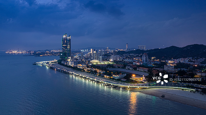 福建厦门思明区世茂海峡大厦航拍傍晚图片素材