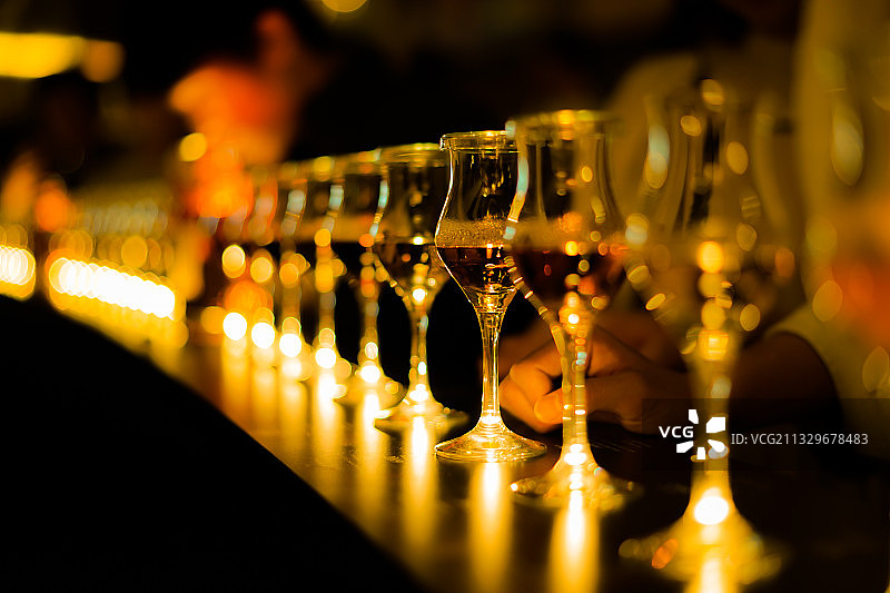 桌上酒杯特写图片素材