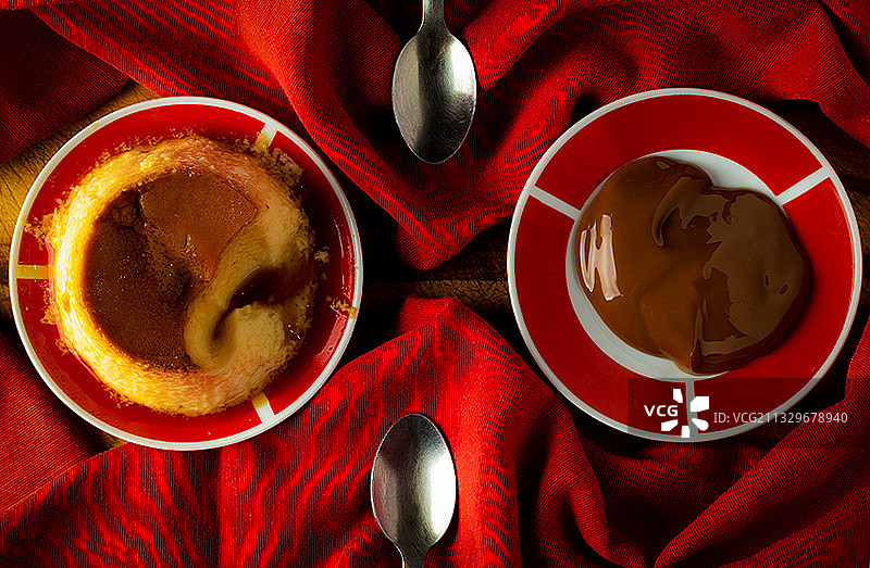 餐桌上盘子里的食物的正上方图片素材