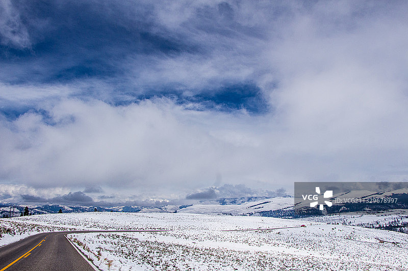 白雪覆盖的风景对天空的风景图片素材