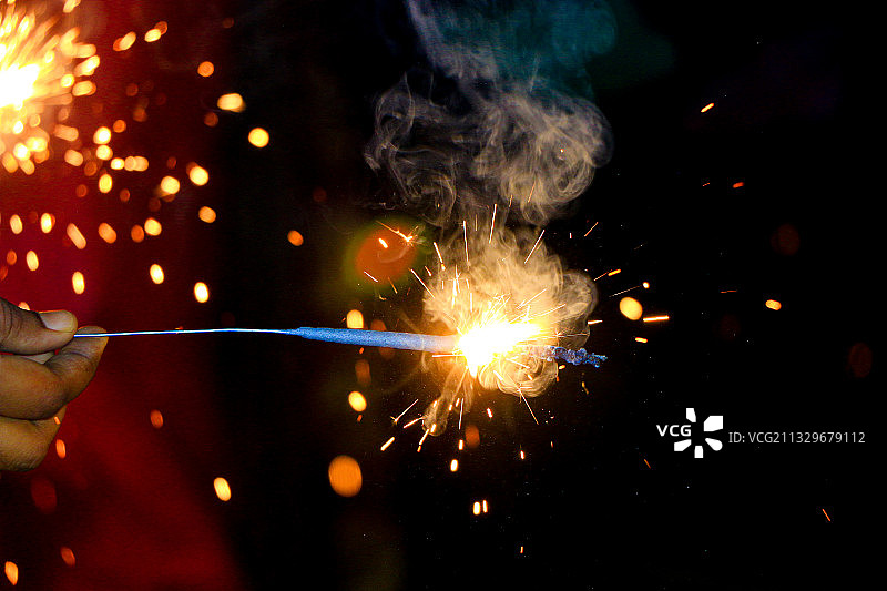 夜晚手持烟花的裁剪图，斯里兰卡图片素材