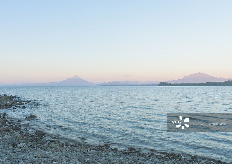 智利洛斯拉各斯瓦拉斯港日落时分海景图片素材