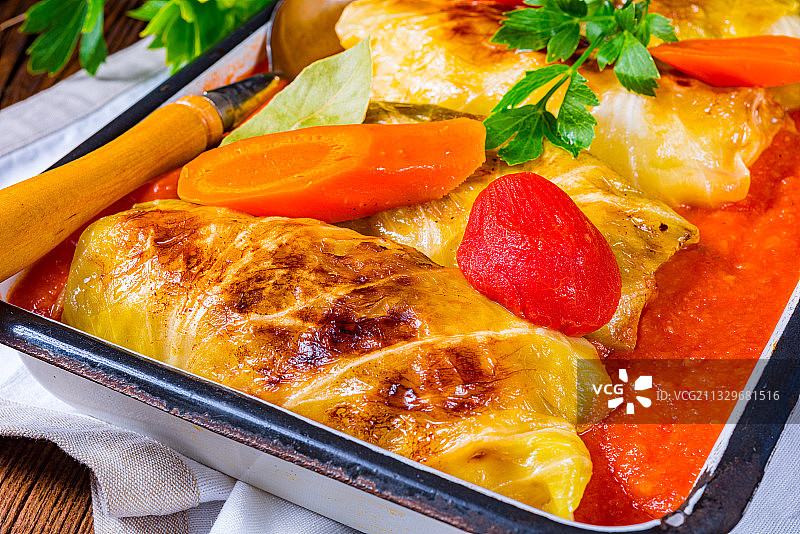 桌上容器里的食物高角度俯瞰图片素材