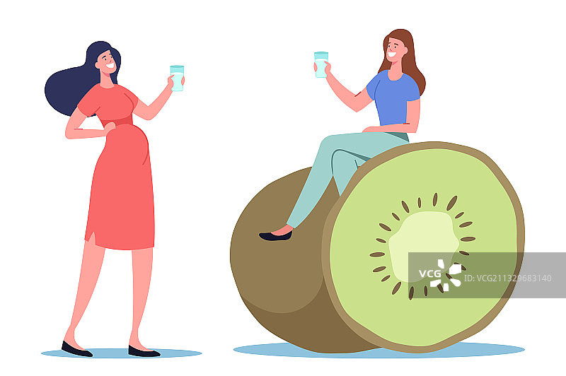 年轻女人坐在巨大的猕猴桃旁喝饮料图片素材