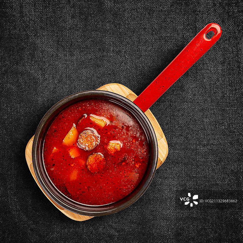 桌子上的碗里的食物的正上方图片素材