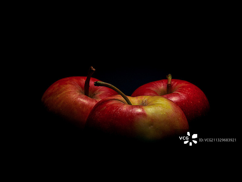 黑色背景下的苹果特写图片素材