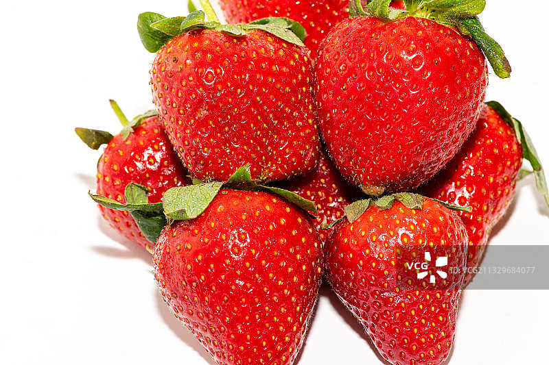白色背景上的草莓特写图片素材