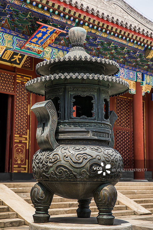 北京颐和园仁寿殿前的铜香炉图片素材