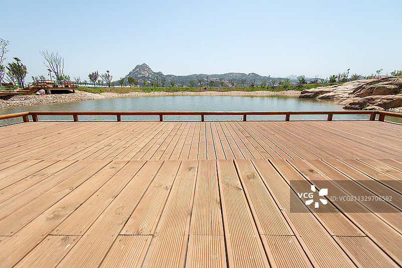 湖畔木栈道图片素材