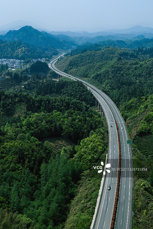 穿过山地的高速公路图片素材