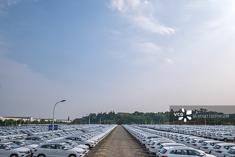 新造好的汽车整齐的泊在停车场图片素材