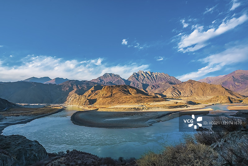 风景在路上--达拉岗布神山 西藏风光 高原蓝天白云图片素材