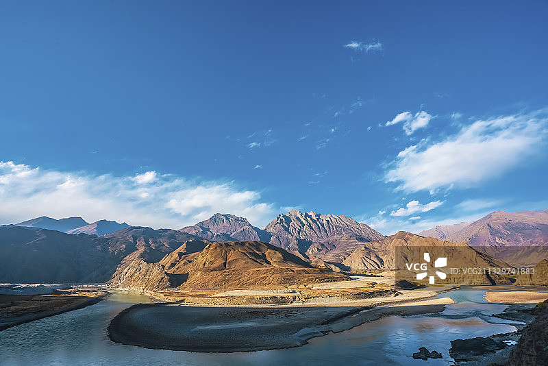 风景在路上--达拉岗布神山 西藏风光 高原蓝天白云图片素材