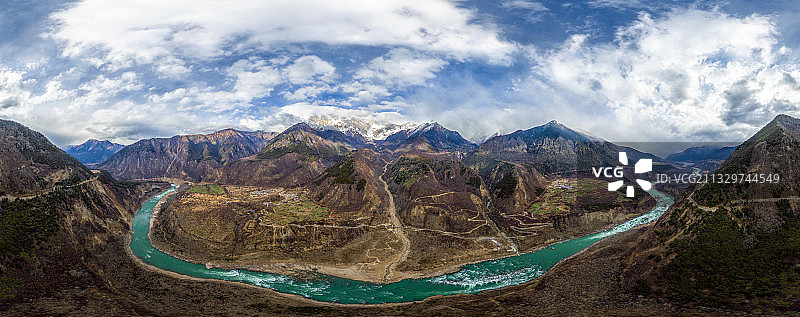 雅鲁藏布大峡谷和南迦巴瓦峰航拍图片素材