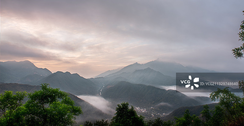 潮州凤凰山间山野流云图片素材