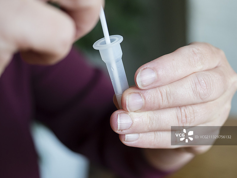 女人在家自测新冠快速检测图片素材