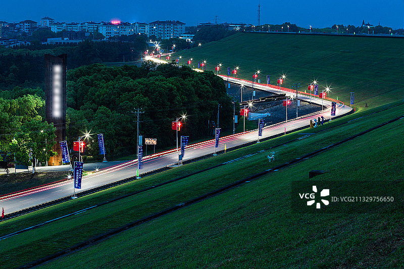 荆州松滋洈水旅游区洈水大坝入夜的灯轨图片素材
