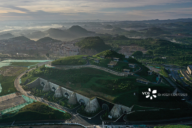 贵安新区这座小山摇身一变成为腾讯数据中心库太有想象力了图片素材