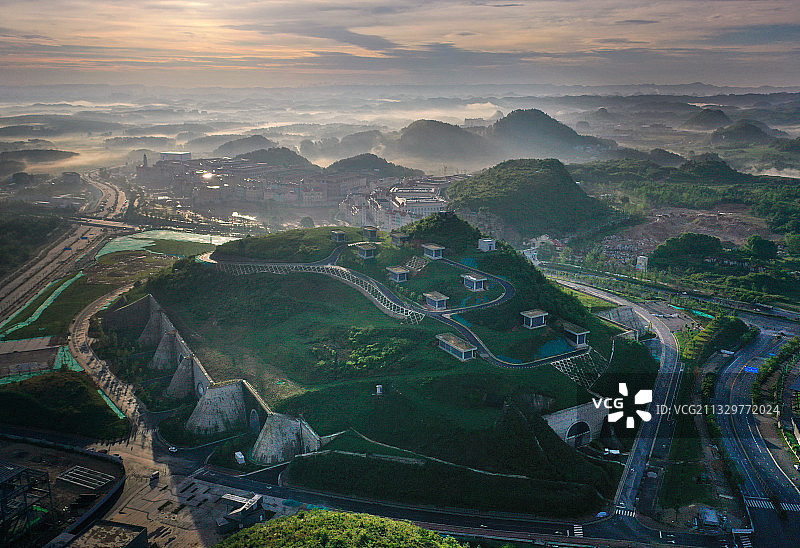 贵安新区这座小山摇身一变成为腾讯数据中心库太有想象力了图片素材