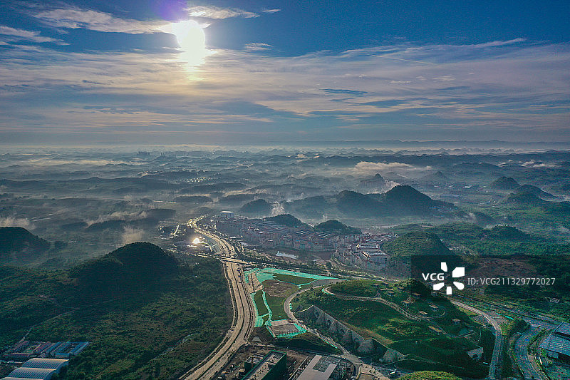 贵安新区这座小山摇身一变成为腾讯数据中心库太有想象力了图片素材