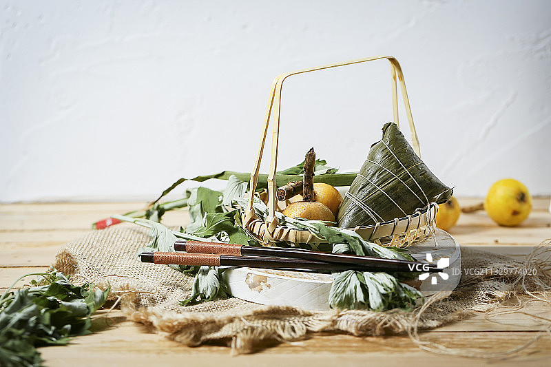 端午粽子枇杷艾草图片素材