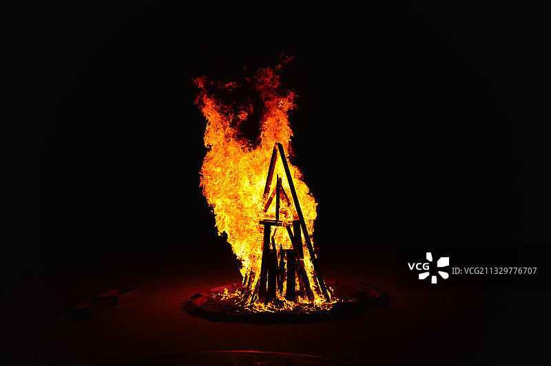 熊熊燃烧的篝火图片素材