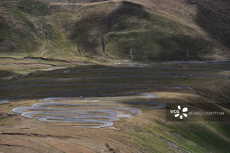 加乌拉山口下面的盘山公路图片素材