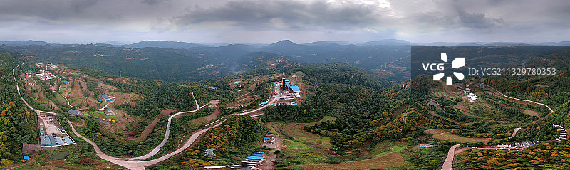 航拍四川苍溪县九龙山崇山峻岭中的钻井现场图片素材