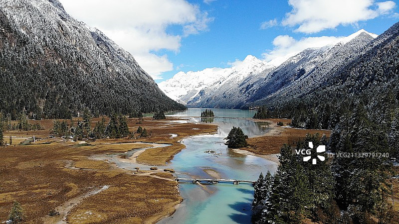 西藏林芝巴松措内兴措图片素材