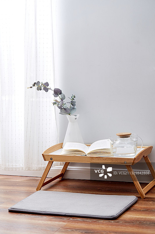 卧室里摆放的桌子和书图片素材
