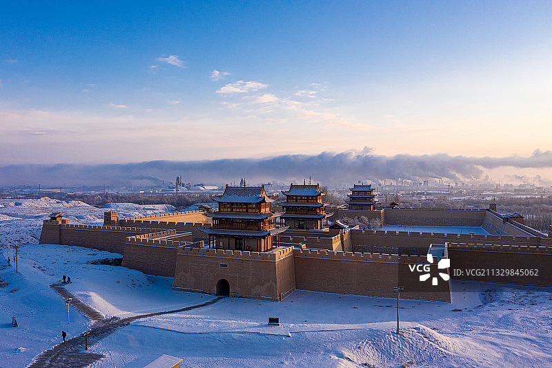 嘉峪关关城清晨雪景图片素材