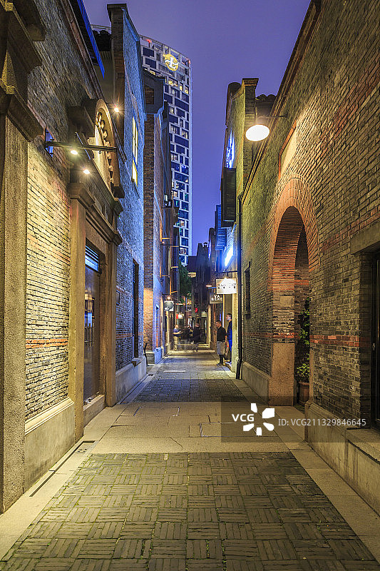 上海石库门酒吧街胡同夜景图片素材